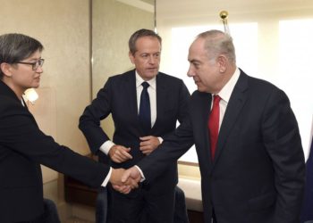 El primer ministro Benjamin Netanyahu, a la derecha, se reúne con el líder de la oposición federal australiana Bill Shorten, centro, y la senadora Penny Wong en Sydney, el 24 de febrero de 2017. (William West / Pool Photo a través de AP)