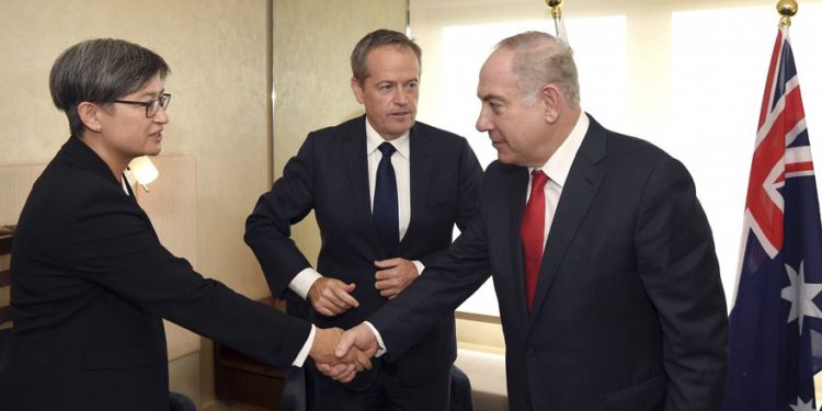 El primer ministro Benjamin Netanyahu, a la derecha, se reúne con el líder de la oposición federal australiana Bill Shorten, centro, y la senadora Penny Wong en Sydney, el 24 de febrero de 2017. (William West / Pool Photo a través de AP)