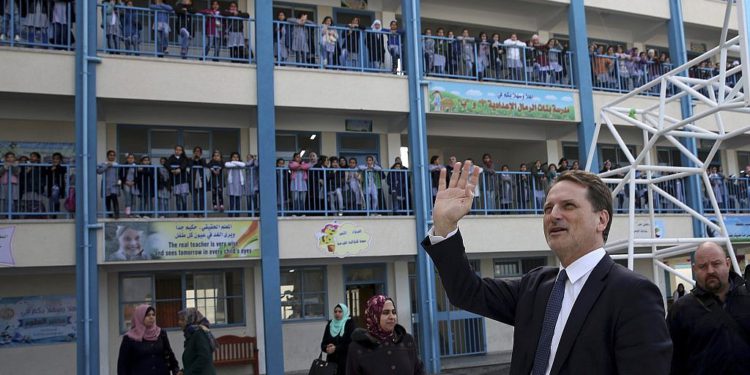 Pierre Krähenbühl, Comisionado General del Organismo de Obras Públicas y Socorro de las Naciones Unidas para los Refugiados de Palestina (OOPS) en la Escuela Preparatoria de Niñas Rimal de la UNRWA en la ciudad de Gaza, 22 de enero de 2018. (Foto AP / Adel Hana)