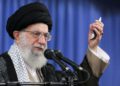 El líder supremo, el ayatollah Ali Khamenei, habla en una reunión en Teherán, Irán, el 13 de agosto de 2018. (Oficina del líder supremo iraní a través de AP)