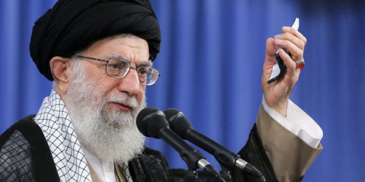 El líder supremo, el ayatollah Ali Khamenei, habla en una reunión en Teherán, Irán, el 13 de agosto de 2018. (Oficina del líder supremo iraní a través de AP)