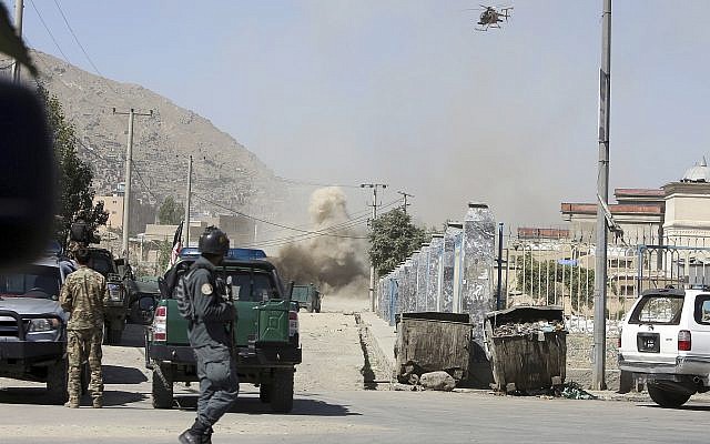 Un helicóptero militar MD 530F se dirige a una casa donde los atacantes se esconden en Kabul, Afganistán, el 21 de agosto de 2018. (AP Photo / Rahmat Gul)