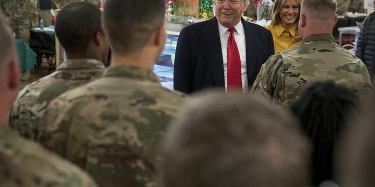 El presidente de los Estados Unidos, Donald Trump, y la primera dama, Melania Trump, visitan a miembros del ejército en un comedor en la base aérea de Al Asad, Irak, el 26 de diciembre de 2018. (Foto AP / Andrew Harnik)