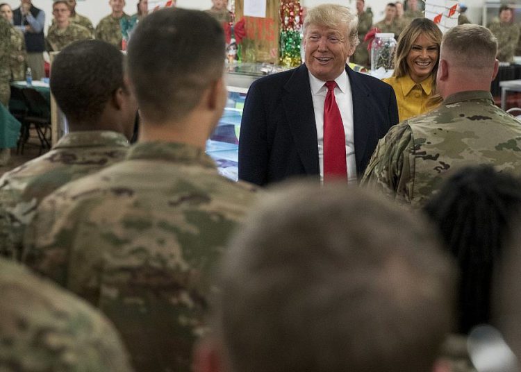 El presidente de los Estados Unidos, Donald Trump, y la primera dama, Melania Trump, visitan a miembros del ejército en un comedor en la base aérea de Al Asad, Irak, el 26 de diciembre de 2018. (Foto AP / Andrew Harnik)