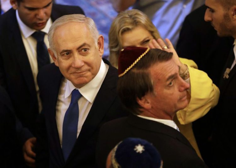 Benjamin Netanyahu (izquierda) y el presidente electo de Brasil, Jair Bolsonaro, salen después de una visita a la sinagoga de Kehilat Yaacov, en Río de Janeiro, Brasil, el 28 de diciembre de 2018. (Leo Correa / Foto de piscina a través de AP)