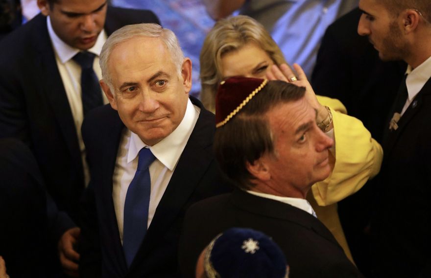Benjamin Netanyahu (izquierda) y el presidente electo de Brasil, Jair Bolsonaro, salen después de una visita a la sinagoga de Kehilat Yaacov, en Río de Janeiro, Brasil, el 28 de diciembre de 2018. (Leo Correa / Foto de piscina a través de AP)