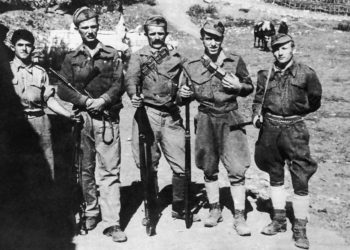 Ilustrativo: Una escolta armada de la misión militar británica en Albania en una foto sin fecha. La mayoría de ellos han estado luchando desde que los italianos aterrizaron en 1939. (Foto AP)