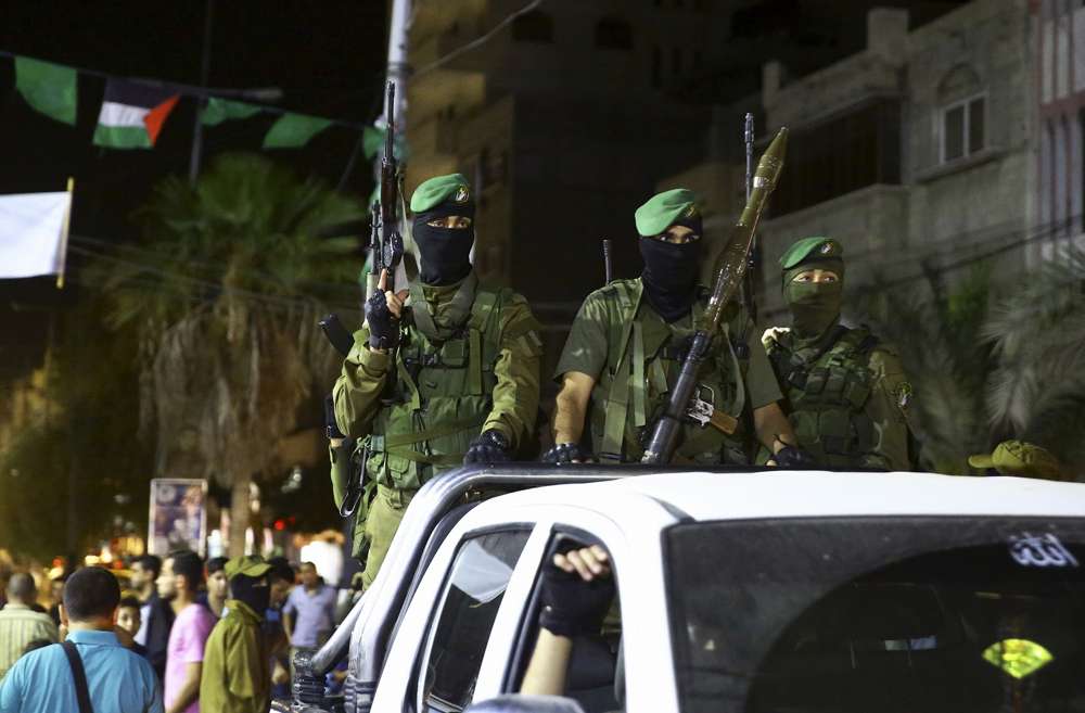 Miembros de las Brigadas Izzedine al-Qassam, el brazo armado de Hamass, que marcan Al-Quds, Jerusalén, día en el campamento de refugiados de Nusseirat, en el centro de la Franja de Gaza, viernes 23 de junio de 2017. (AP / Adel Hana)