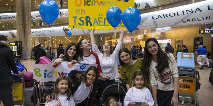 Judíos franceses que llegan al aeropuerto Ben Gurion en Israel, 2 de noviembre de 2016. (JTA / IFCJ)