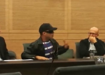 Un hombre palestino que trabajó con Israel para prevenir ataques terroristas se dirige a una reunión de la Knesset, el 11 de diciembre de 2018. Foto: captura de pantalla.