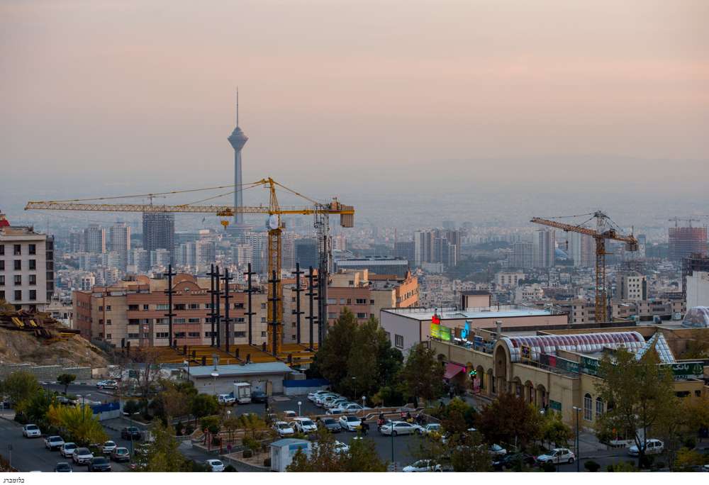 La torre Milad se encuentra más allá de las grúas de construcción y un complejo residencial en Teherán, Irán, el 3 de noviembre de 2018. Bloomberg