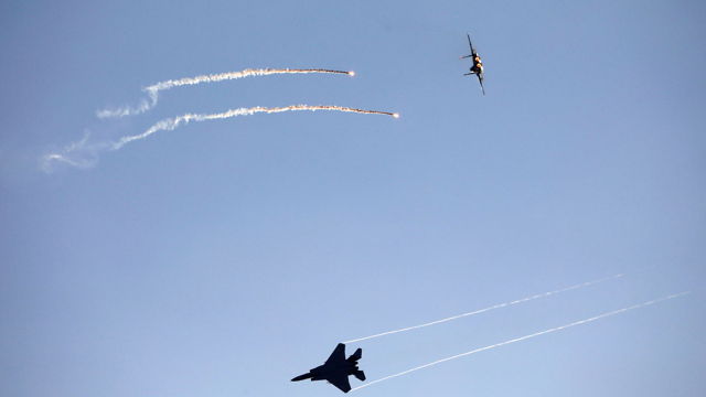 Dos F-15E en vuelo. Se trata de cazabombarderos biplaza diseñados en la década de 1970 (Reuters)