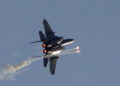 Un McDonnell Douglas F-15E, uno de los pilares de la fuerza aérea israelí, lanzando señuelos para contrarrestar misiles infrarrojos (Reuters)