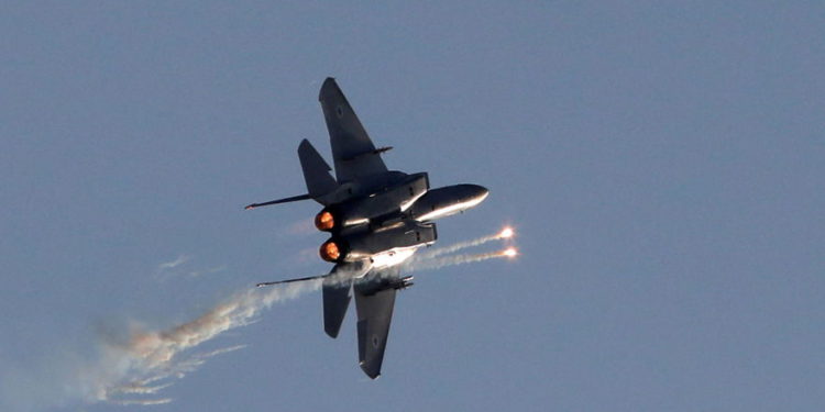 Un McDonnell Douglas F-15E, uno de los pilares de la fuerza aérea israelí, lanzando señuelos para contrarrestar misiles infrarrojos (Reuters)