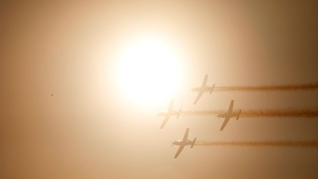 Los T-6 vuelan frente al sol (Reuters)