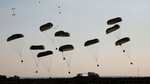 Lanzamiento de suministros por paracaídas (Reuters)