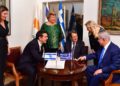 El primer ministro Benjamin Netanyahu (R) y su esposa Sara (2R) reciben al presidente chipriota Nicos Anastasiades (CR) y su esposa Andri Moustakoudi (L) y el primer ministro griego Tsipras (@L) y su pareja Peristera Baziana (L) el 19 de diciembre , 2018 en jerusalén. (Kobi Gideon / GPO)