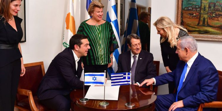 El primer ministro Benjamin Netanyahu (R) y su esposa Sara (2R) reciben al presidente chipriota Nicos Anastasiades (CR) y su esposa Andri Moustakoudi (L) y el primer ministro griego Tsipras (@L) y su pareja Peristera Baziana (L) el 19 de diciembre , 2018 en jerusalén. (Kobi Gideon / GPO)