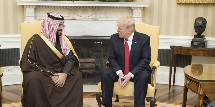 El presidente de los Estados Unidos, Donald Trump, con el príncipe heredero de Arabia Saudita, Mohammed bin Salman, durante su reunión el 14 de marzo de 2017, en la Casa Blanca en Washington, DC Crédito: foto oficial de la Casa Blanca por Shealah Craighead.