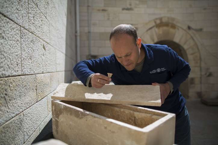 Director adjunto de la Unidad de Prevención de Robos de Antigüedades Dr. Eitan Klein en el Museo Rockefeller en Jerusalén Este el 31 de marzo de 2014. (Yonatan Sindel / Flash 90)