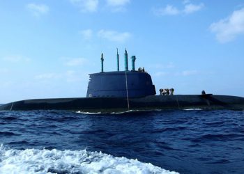 Un submarino israelí de clase delfín en el agua frente a la costa de Haifa. La clase Dolphin es un submarino diesel-eléctrico que se desarrolló y construyó en Alemania para las necesidades específicas de la Marina israelí. Los barcos Dolphin están considerados entre los submarinos convencionales más sofisticados y capaces del mundo. Foto de Moshe Shai / Flash90.