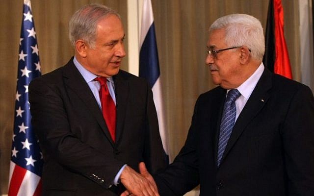 El primer ministro Benjamin Netanyahu da la mano al presidente de la Autoridad Palestina, Mahmoud Abbas, en Jerusalén, el 15 de septiembre de 2010. (Kobi Gideon / Flash90)