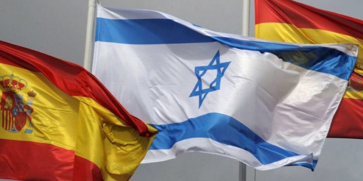Las banderas de Israel y España se vieron en la ceremonia de bienvenida del entonces presidente Shimon Peres en Madrid, España, el 21 de febrero de 2011. (Amos Ben Gershom / GPO / Flash90)