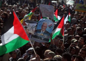 Los palestinos agitan su bandera nacional durante un mitin en Ramallah el 29 de noviembre de 2012, para apoyar el intento del líder palestino Mahmoud Abbas de que la ONU reconozca la condición de Estado. (Issam Rimawi / Flash90)