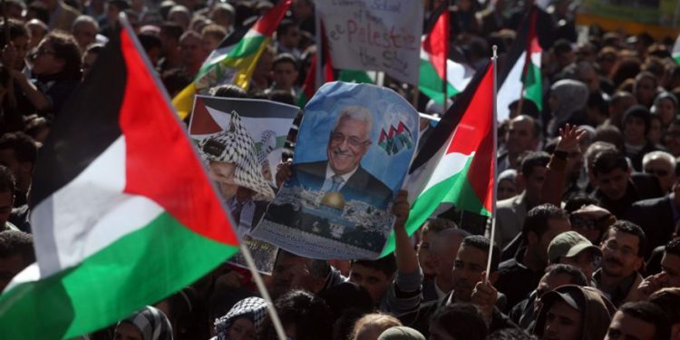 Los palestinos agitan su bandera nacional durante un mitin en Ramallah el 29 de noviembre de 2012, para apoyar el intento del líder palestino Mahmoud Abbas de que la ONU reconozca la condición de Estado. (Issam Rimawi / Flash90)