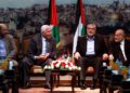 Los líderes de Hamas y Fatah se reunieron en Gaza para conversar sobre la reconciliación palestina el 22 de abril de 2014. (Abed Rahim Khatib / Flash90)
