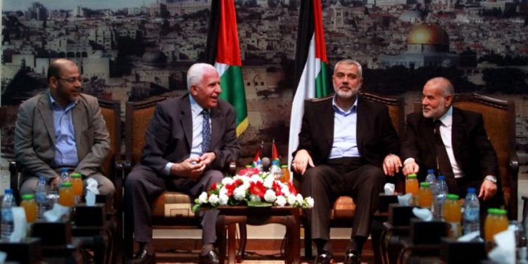 Los líderes de Hamas y Fatah se reunieron en Gaza para conversar sobre la reconciliación palestina el 22 de abril de 2014. (Abed Rahim Khatib / Flash90)
