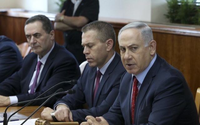 El primer ministro Benjamin Netanyahu (derecha), el ministro de Seguridad Pública Gilad Erdan (centro) y el ministro de Inteligencia y Transporte Yisrael Katz (izquierda) durante una reunión de gabinete en Jerusalén en 2016, foto de archivo (Amit Shabi / POOL / Flash90)