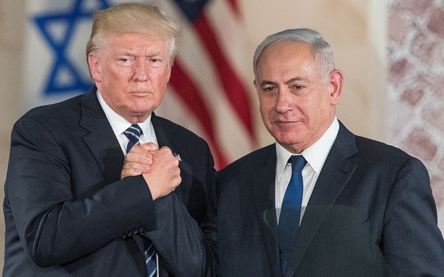 El presidente de los Estados Unidos, Donald Trump, y el primer ministro, Benjamin Netanyahu, se dan la mano después de hablar en el Museo de Israel en Jerusalén el 23 de mayo de 2017. (Yonatan Sindel / Flash90)