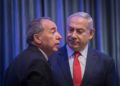 El primer ministro Benjamin Netanyahu con el director general del Ministerio de Relaciones Exteriores, Yuval Rotem, en la Conferencia Internacional sobre Diplomacia Digital en el Ministerio de Relaciones Exteriores en Jerusalén, el 7 de diciembre de 2017. (Hadas Parush / Flash90)