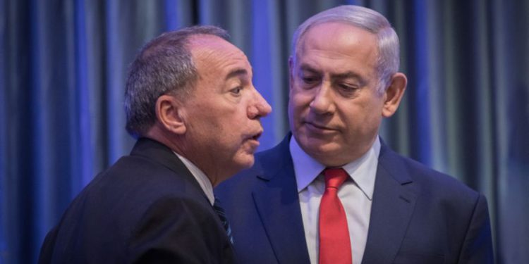 El primer ministro Benjamin Netanyahu con el director general del Ministerio de Relaciones Exteriores, Yuval Rotem, en la Conferencia Internacional sobre Diplomacia Digital en el Ministerio de Relaciones Exteriores en Jerusalén, el 7 de diciembre de 2017. (Hadas Parush / Flash90)