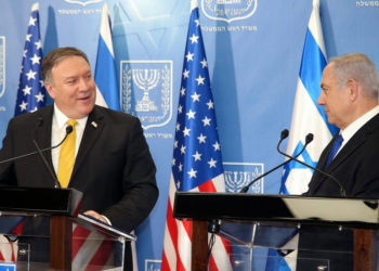 El primer ministro Benjamin Netanyahu (R) celebra una conferencia de prensa conjunta con el secretario de Estado de EE. UU. Mike Pompeo en el Ministerio de Defensa en Tel Aviv el 29 de abril de 2018. (Yariv Katz / Pool / Flash90)