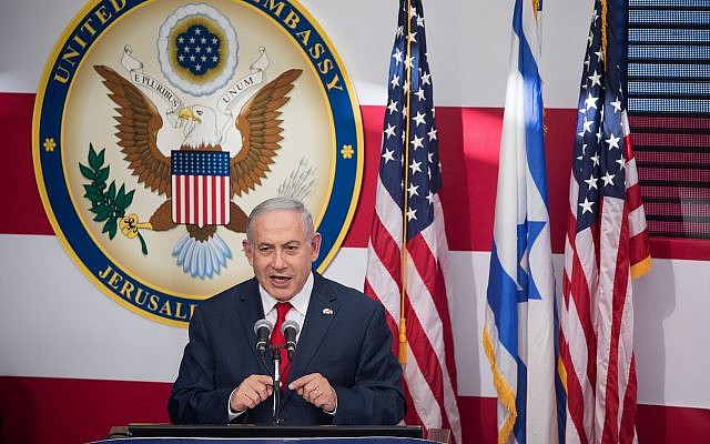 El primer ministro Benjamin Netanyahu habla en la ceremonia de apertura oficial de la embajada de Estados Unidos en Jerusalén el 14 de mayo de 2018. Yonatan Sindel / Flash90)