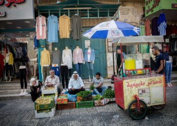 Palestinos compran en un mercado de verduras en la ciudad cisjordana de Belén, 30 de agosto de 2018 (Miriam Alster / FLASH90)