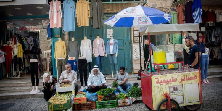 Palestinos compran en un mercado de verduras en la ciudad cisjordana de Belén, 30 de agosto de 2018 (Miriam Alster / FLASH90)