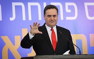 El ministro de Inteligencia y Transporte, Israel Katz, habla durante la ceremonia de inauguración de la nueva estación de tren en la ciudad de Kiryat Malachi, en el sur de Israel, el 17 de septiembre de 2018. (Flash90)