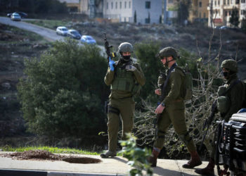 FDI establece puestos de control en Ramallah mientras continúa la búsqueda de los terroristas de Ofra