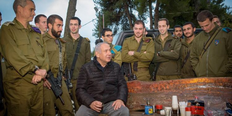 El primer ministro Benjamin Netanyahu habla con los soldados durante una visita a la base del Comando Norte en Safed, el 11 de diciembre de 2018 (Basel Awidat / Flash90)
