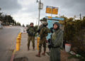 Soldados israelíes montan guardia en un cruce de Cisjordania, luego de un ataque terrorista más temprano en el día donde dos soldados israelíes fueron abatidos a tiros por terroristas palestinos, 13 de diciembre de 2018. (Gershon Elinson / FLASH90)