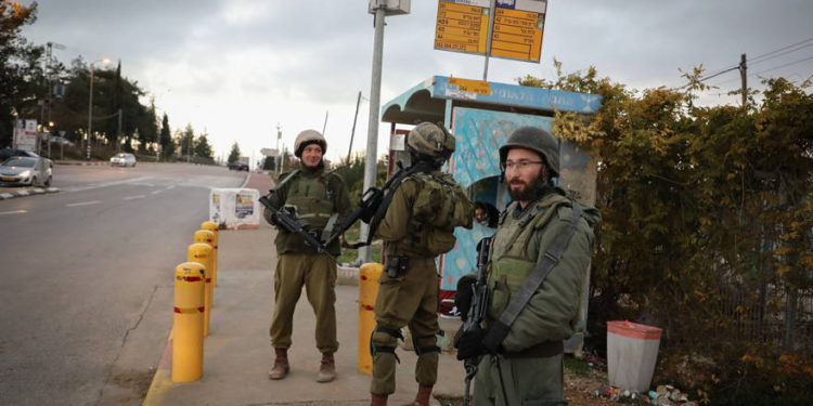 Soldados israelíes montan guardia en un cruce de Cisjordania, luego de un ataque terrorista más temprano en el día donde dos soldados israelíes fueron abatidos a tiros por terroristas palestinos, 13 de diciembre de 2018. (Gershon Elinson / FLASH90)