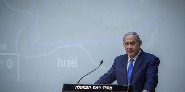 El primer ministro Benjamin Netanyahu hace una declaración a la prensa en la Knesset en Jerusalén, el 19 de diciembre de 2018. (Hadas Parush / Flash90)