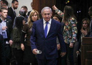 El primer ministro Benjamin Netanyahu llega a una sesión plenaria para una votación sobre un proyecto de ley para disolver el parlamento, en la Knesset de Jerusalén el 26 de diciembre de 2018 (Yonatan Sindel / Flash90)