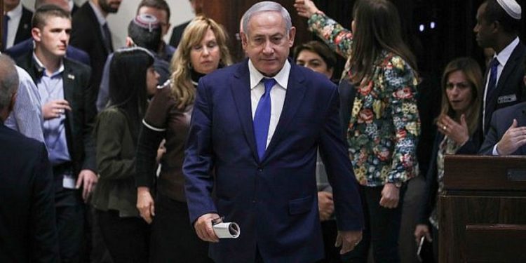 El primer ministro Benjamin Netanyahu llega a una sesión plenaria para una votación sobre un proyecto de ley para disolver el parlamento, en la Knesset de Jerusalén el 26 de diciembre de 2018 (Yonatan Sindel / Flash90)