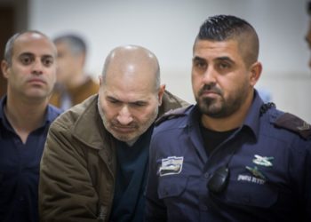 Jamil Tamimi, el hombre palestino que asesinó a la estudiante británica Hannah Bladon el 14 de abril de 2017 en Jerusalén, es llevado a una audiencia en el Tribunal de Distrito de Jerusalén, el 31 de diciembre de 2018 (Yonatan Sindel / Flash90)