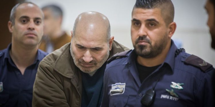 Jamil Tamimi, el hombre palestino que asesinó a la estudiante británica Hannah Bladon el 14 de abril de 2017 en Jerusalén, es llevado a una audiencia en el Tribunal de Distrito de Jerusalén, el 31 de diciembre de 2018 (Yonatan Sindel / Flash90)