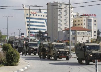 FDI en cacería de terroristas palestinos allanan agencia de noticias oficial Wafa de la AP en Ramallah
